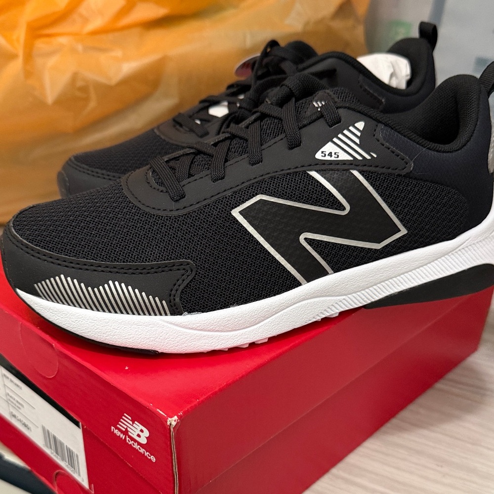 BNIB New Balance Girls running shoes size 4 wide